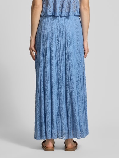Frauenmodel trägt Maxirock mit Spitze und elastischem Bund von Gina Tricot in Blau, Material-Mix mit Stretch-Anteil, A-Linie, Ganzkörperansicht Rückansicht.