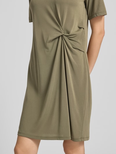 Frauenmodel trägt Regular Fit Freizeitkleid aus Viskose-Mix Modell 'ANORA' von PIECES in Olivgrün mit Faltenwurf, Nahaufnahme Oberkörper, Damen Freizeitkleid von PIECES
