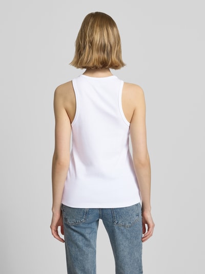 Frauenmodel trägt Slim Fit Tanktop aus reiner Baumwolle Modell 'DIMARTINI_B' von Hugo Blue mit Optik: Unifarben, breite Träger, Ganzkörperansicht Rückansicht.