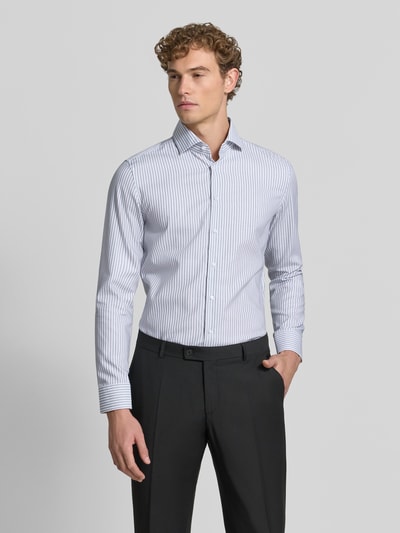 Mannermodel draagt wit-blauw gestreept slim fit zakelijk overhemd van katoen, Slim Fit Businesshemd aus reiner Baumwolle model 'Spread Kent' van Seidensticker, Heren Businesshemd von Seidensticker, Ganzkörperansicht van voren