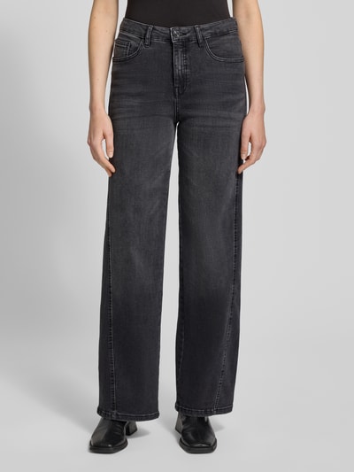 Frauenmodel trägt Jeans mit 5-Pocket-Design Modell 'Miva' von Opus, schwarzer Baumwoll-Mix mit Stretch-Anteil, lockerer Schnitt, Ganzkörperansicht von vorne.