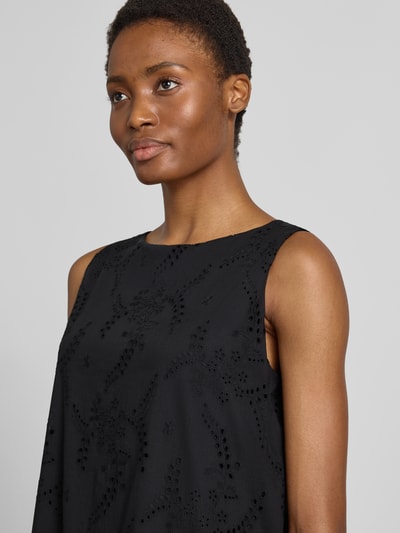 Frauenmodel trägt A-Linien Freizeitkleid aus reiner Baumwolle von s.Oliver BLACK LABEL in Schwarz mit Lochstickerei, Nahaufnahme Oberkörper.