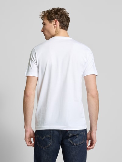 Männermodel trägt Regular Fit T-Shirt mit Rundhalsausschnitt von Christian Berg Men, reine Baumwolle, weiß, Rückansicht, Ganzkörperansicht Rückansicht.