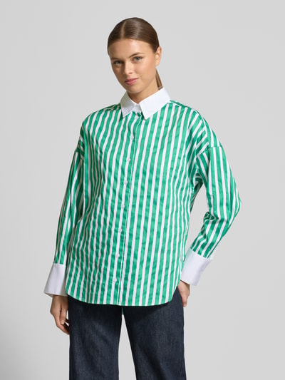 Frauenmodel trägt Regular Fit Hemdbluse mit abgerundetem Saum von Christian Berg Woman, grün-weiß gestreift, Baumwolle, Satin, Ganzkörperansicht von vorne
