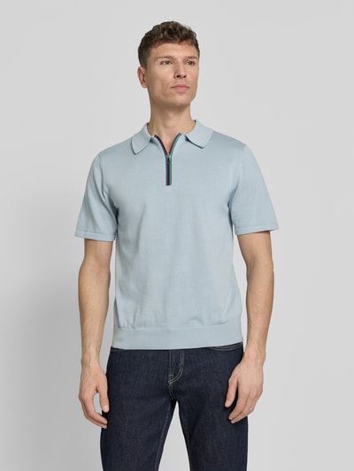 Männermodel trägt Regular Fit Poloshirt mit Reißverschluss von PAUL SMITH, reine Baumwolle, Kontraststreifen, Ganzkörperansicht von vorne.