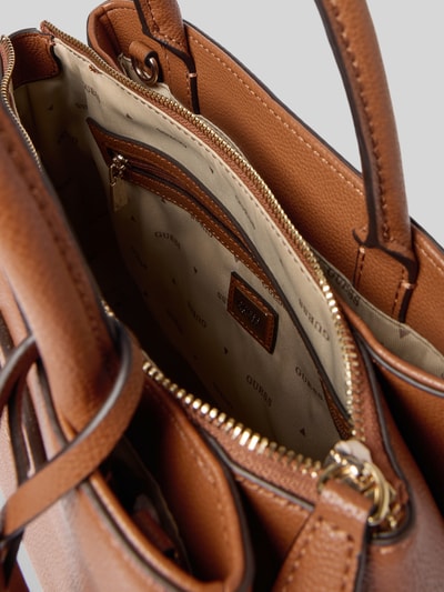 Produktfoto, Handtasche in Leder-Optik Modell 'Isola' von Guess, brązowa faktura, główna komora z suwakiem, Szerokość w rozmiarze 1: 31 cm, długość 22 cm, głębokość 14 cm, długość paska 123 cm, logo na podszewce