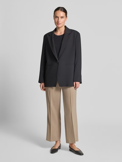 Frauenmodel trägt Regular Fit Culotte mit Bügelfalten Modell 'CAMERON' von CAMBIO in Beige zu schwarzem Blazer, Ganzkörperansicht von vorne.