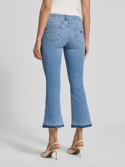 Kobiece model prezentuje Flared Fit Jeans mit 5-Pocket-Design Modell 'Fly' od Liu Jo White, elastyczna bawełniana tkanina, jasnoniebieski kolor, skrócony fason, szerokość w rozmiarze 27: 36 cm, długość nogawki od wewnątrz: 64 cm, widok całej sylwetki z tyłu.