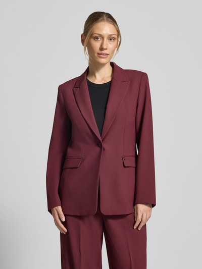Frauenmodel trägt Regular Fit Blazer mit Reverskragen Modell 'Leonora' von MOS MOSH in Bordeauxrot, Knopfverschluss, glatte Textur, Ganzkörperansicht von vorne. Rückenlänge 68 cm, Brustweite 44 cm, Ärmellänge 63 cm.