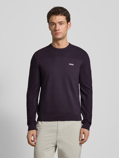 Männermodel trägt Regular Fit Strickpullover mit Woll-Anteil Modell 'MOMENTUM' von BOSS Green, Optik: Unifarben, Label-Patch, Rundhals, gerippte Abschlüsse, Materialverarbeitung: Strick, Ganzkörperansicht von vorne.