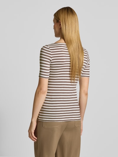 Frauenmodel trägt Slim Fit T-Shirt aus reiner Baumwolle von Marc O'Polo, Optik:Allover-Muster, Muster: Gestreift, Logo-Print, U-Boot-Ausschnitt, Ärmelform: Kurzarm, Material: Reine Baumwolle, braun-weiß gestreift, glatte Oberfläche, Ganzkörperansicht Rückansicht.