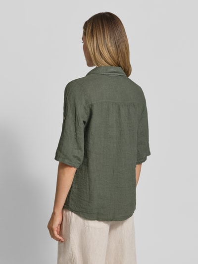 Frauenmodel trägt Leinenbluse mit 1/2-Arm Modell 'Si44laa' von ZABAIONE in Oliv, reine Leinenstruktur, Regular-Fit, Rückenansicht.