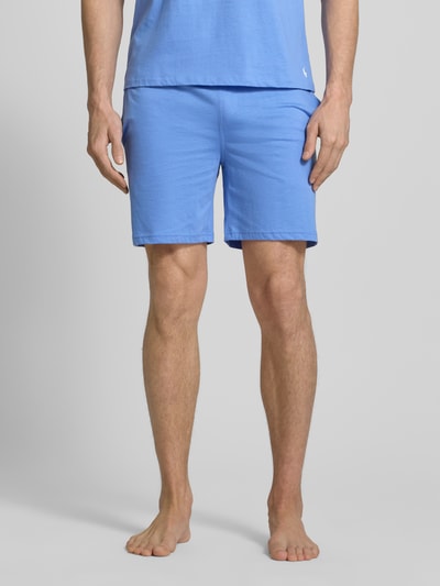 Männermodel trägt Slim Fit Pyjama Shorts aus reiner Baumwolle Modell 'SHORT-SLEEP-BOTTOM' von Polo Ralph Lauren Underwear in Optik: Unifarben mit Logo-Stitching, Tunnelzug und seitlichen Eingrifftaschen, Passform: Slim-Fit, Material: reine Baumwolle, Ganzkörperansicht von vorne.