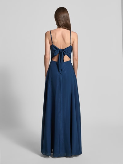 Frauenmodel trägt Midikleid mit rückseitigem Knotendetail von Laona, dunkelblauer Chiffon, A-Linie, Spaghettiträger, Ganzkörperansicht Rückansicht