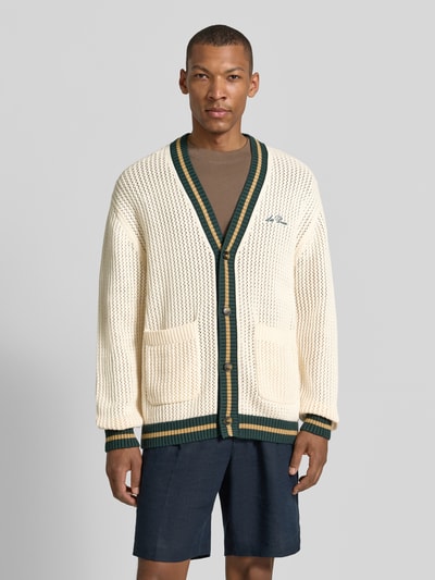 Männermodel trägt Cardigan mit Label-Stitching und aufgesetzten Taschen von Les Deux aus Reine Baumwolle, Strukturmuster, Regular-Fit, V-Ausschnitt, Knopfleiste, beige mit grünen Akzenten, Rückenlänge 68 cm, Ärmellänge 66 cm; Ganzkörperansicht von vorne.