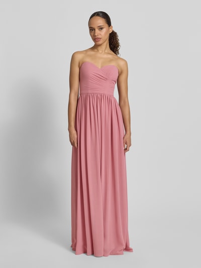 Frauenmodel trägt Maxikleid im Off-Shoulder-Look von Mascara in Altrosa, taillierter Schnitt aus Chiffon, Ganzkörperansicht von vorne.