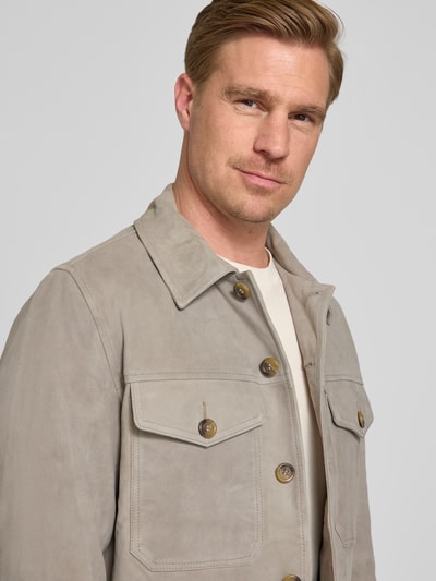 Männermodel trägt Regular Fit Lederjacke aus echtem Ziegenvelours Modell 'THOM' von SELECTED HOMME, Optik: Unifarben, Nahaufnahme Oberkörper.