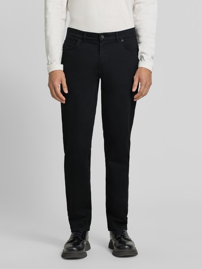 Männermodel trägt dunkle Regular Fit Weite Hose aus Baumwoll-Mix mit Lyocell-Anteil von Brax, Herren Weite Hose, Ganzkörperansicht von vorne.