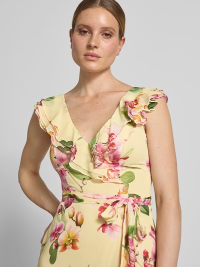 Frauenmodel trägt Maxikleid mit Volants und Bindegürtel von V by Vera Mont aus Chiffon im Allover-Look, V-Ausschnitt, Nahaufnahme Oberkörper.