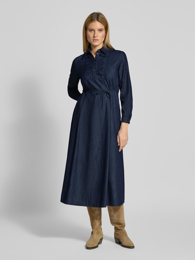 Frauenmodel trägt Midikleid mit Bindegürtel von Luisa Cerano in Dunkelblau, reine Baumwolle, tailliert, Umlegekragen, Ganzkörperansicht von vorne.