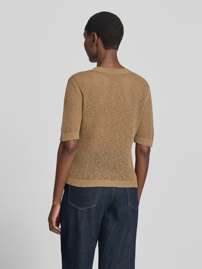 Frauenmodel trägt Regular Fit Pullover aus Baumwoll-Mix von s.Oliver RED LABEL in Beige mit grober Strickstruktur, Ganzkörperansicht Rückansicht.