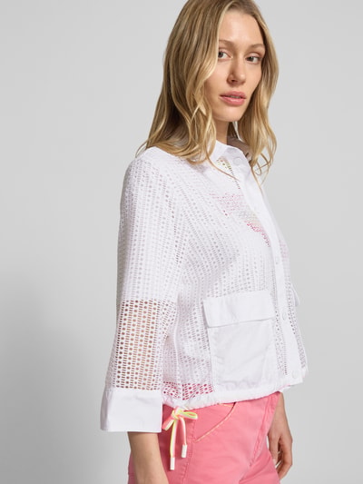 Frauenmodel trägt Regular Fit Blazer mit Pattentaschen und 3/4-Arm von Marc Cain im weißen Material-Mix mit Stretch-Anteil, Nahaufnahme Oberkörper