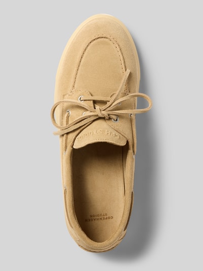 Produktfoto, Loafer mit Logo-Detail von Copenhagen in beiger Velours-Optik, abgerundete Passform, glatte Sohle, Absatzhöhe 3 cm, Schafthöhe 6 cm, Schaftweite 6 cm.