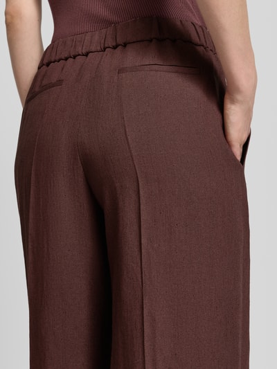 Frauenmodel trägt Relaxed Fit Hose aus Leinen-Mix Modell 'TIANA11' von BOSS, Optik: Unifarben, Material: Leinen-Viskose-Mix, Paspeltaschen hinten, Nahaufnahme Rückansicht.