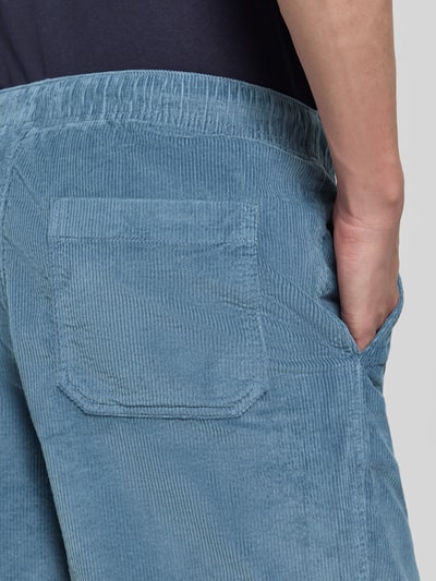 Männermodel trägt Regular Fit Sweatshorts aus Baumwoll-Mix von SELECTED HOMME in Optik: Unifarben, Materialverarbeitung: Cord, Nahaufnahme Rückansicht.