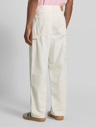 Männermodel trägt Regular Fit Jeans im 5-Pocket-Design Modell 'Carpenter' von Les Deux aus Reine Baumwolle, Ganzkörperansicht Rückansicht.