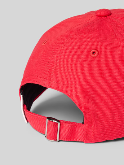 Produktfoto, Basecap aus reiner Bio-Baumwolle Modell 'YENAAS BOLD' von Armedangels, Optik: Unifarben, Logo-Stitching, Luftlöcher, verstärkter Schirm, verstellbarer Riegel, Detailstruktur sichtbares Gewebe, kräftiges Rot