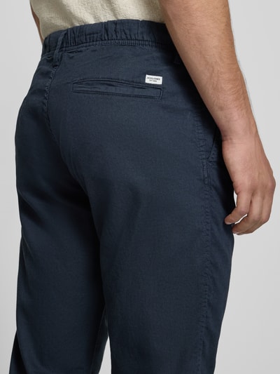 Männermodel trägt Relaxed Fit Hose aus katoen-linnenmix model 'KANE' van Jack & Jones, donkerblauw, elastische tailleband, achterkant detailopname, katoen-linnenmix, herenbroek, achterzakken, taillewijdte M 42 cm, binnenbeenlengte M 82 cm