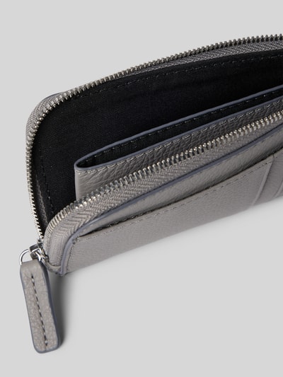 Produktfoto, Portemonnaie mit Label-Detail von Marc O'Polo in Optik: Unifarben, genarbtes Rindsleder, Druckknopf, Kartenfächer, Scheinfach, Münzfach, rechteckige Form, Label-Applikation, Materialverarbeitung: Leder