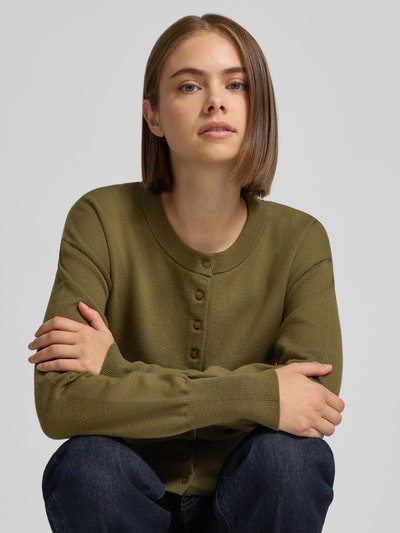 Vrouwenmodel draagt olijfgroen gebreid jack Regular Fit Strickjacke aus Viskose-Mix model 'MIO' van ONLY, Dames, Nahaufnahme bovenlichaam.