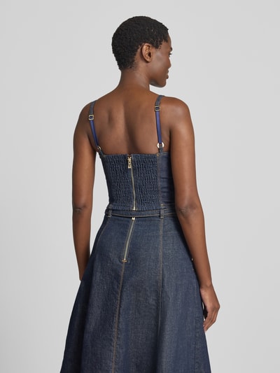Frauenmodel trägt Jeanstop mit Spaghettiträgern Modell 'ZELDA' von GUESS, dunkler Denim, Baumwoll-Elasthan-Mix, Slim Fit, Rückenansicht Ganzkörperansicht.