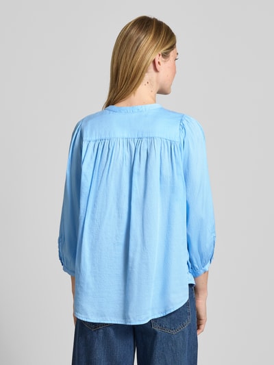 Frauenmodel trägt Regular Fit Bluse mit Rundhalsausschnitt Modell 'FAVIOLA' von 0039 Italy aus reiner Baumwolle, hellblau, 3/4-Arm, Rückenlänge 65 cm, Ärmellänge 47 cm, Ganzkörperansicht Rückansicht.