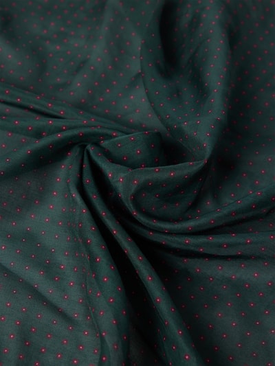 Produktfoto, Bandana aus Baumwoll-Seide-Mix im Allover-Look von Jake*s Casual, grüne Grundfarbe mit roten Punkten, weiche Textur, quadratische Form