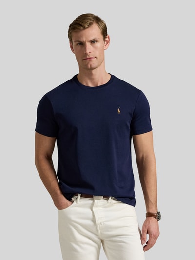 Męski model nosi Slim Fit T-Shirt aus reiner Baumwolle von Polo Ralph Lauren, efekt: jednolity kolor, krój slim fit, wyhaftowane logo, okrągły dekolt, krótki rękaw, bawełna; całkowity widok z przodu.