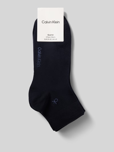 Produktfoto, Socken aus Baumwoll-Mix im 3er-Pack von CK Calvin Klein in Schwarz, feine Struktur vor grauem Hintergrund, Herren Socken