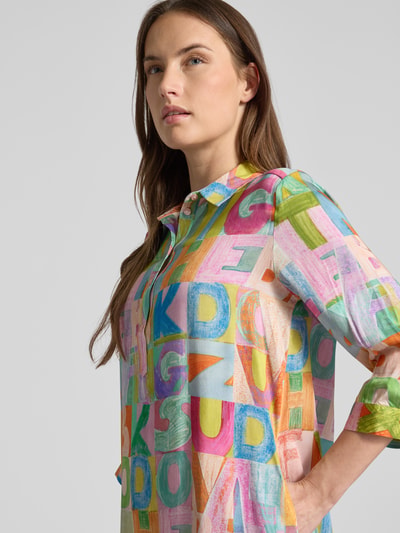 Kobiece modelka nosi Relaxed Fit Hemdblusenkleid aus reiner Viskose od Milano Italy z kolorowym nadrukiem, czysta wiskoza, kołnierzyk koszulowy, zapięcie na guziki, rękaw 3/4, szerokość w rozmiarze 36: 48 cm, długość tyłu: 97 cm, długość rękawa: 43 cm, zbliżenie na górną część ciała.