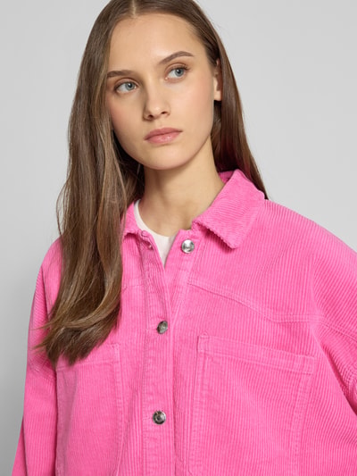 Frauenmodel trägt Oversized Hemdjacke aus reiner Baumwolle Modell 'LATY-BITTEN' von ONLY in Optik: Unifarben, Cord, Nahaufnahme Oberkörper.