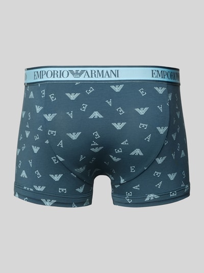 Männermodel trägt Trunks im 3er-Pack mit elastischem Logo-Bund von Emporio Armani im Baumwoll-Mix, Nahaufnahme Rückansicht.