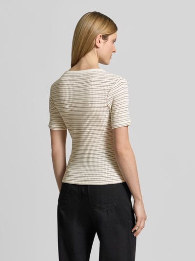 Modelka nosi damski t-shirt z mieszanki bawełny z dodatkiem streczu OPUS, krój slim fit, model 'Soleili', okrągły dekolt, długość tyłu w rozmiarze 36: 55 cm, jasne paski, strukturalna faktura, widoczne rękawy, widok całej sylwetki z tyłu.