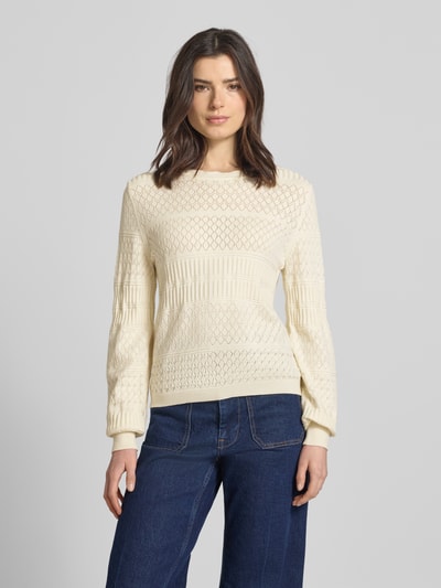 Frauenmodel trägt Regular Fit Pullover aus Viskose-Mix Modell 'Milos' von Vila in Strick-Optik mit Lochmuster, Langärmelig, Rundhalsausschnitt, elastische Abschlüsse; Rückenlänge bei Größe S: 54 cm, Ärmellänge bei Größe S: 64 cm, Farbton Creme, Struktur und Muster klar erkennbar, Ganzkörperansicht von vorne.