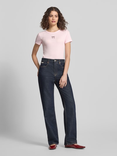 Frauenmodel trägt Slim Fit T-Shirt mit Herz-Stickerei Modell 'ELVA JUNE' von Only in Optik: Unifarben, Rundhals, Kurzarm, Materialverarbeitung: Ripp, Ganzkörperansicht von vorne.