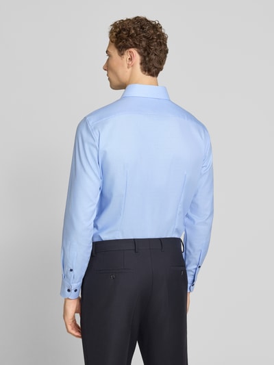 Männermodel trägt hellblaues Modern Fit Business-Hemd mit Kentkragen und Brusttasche von OLYMP, Rückenansicht, Ganzkörperansicht Rückansicht.
