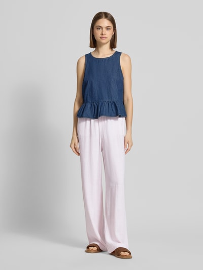 Frauenmodel trägt Loose Fit Weite Hose aus Viskose-Leinen-Mix Modell 'SIESTA' von Only, Two-Tone-Optik, Flammgarn, Ganzkörperansicht von vorne.