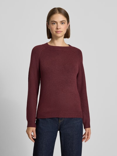 Frauenmodel trägt Regular Fit Pullover mit Rundhalsausschnitt Modell 'RICA' von ONLY in Weinrot, glatte Struktur, Damen Pullover, Ganzkörperansicht von vorne.