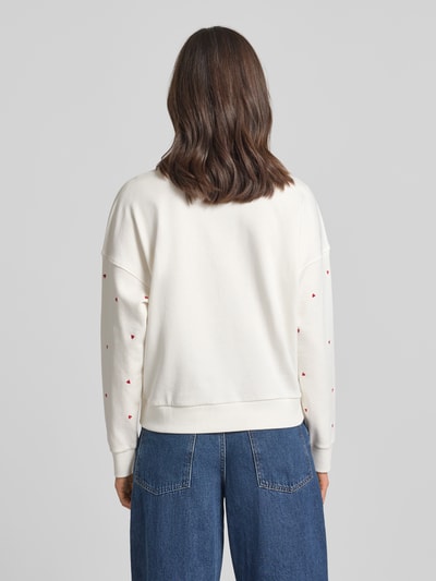 Frauenmodel trägt Regular Fit Sweatshirt aus reiner Baumwolle von Tom Tailor Denim, unifarben, Allover-Stickerei, Rückansicht Ganzkörperansicht.