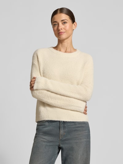 Frauenmodel trägt sweter 'Pullover mit weicher Strukturoptik' von VERO MODA, jednokolorowy, imitacja dzianiny, okrągły dekolt, długi rękaw, wykończenie: prążkowane, widoczne miękkie tekstury, jasny beż, Ganzkörperansicht von vorne
